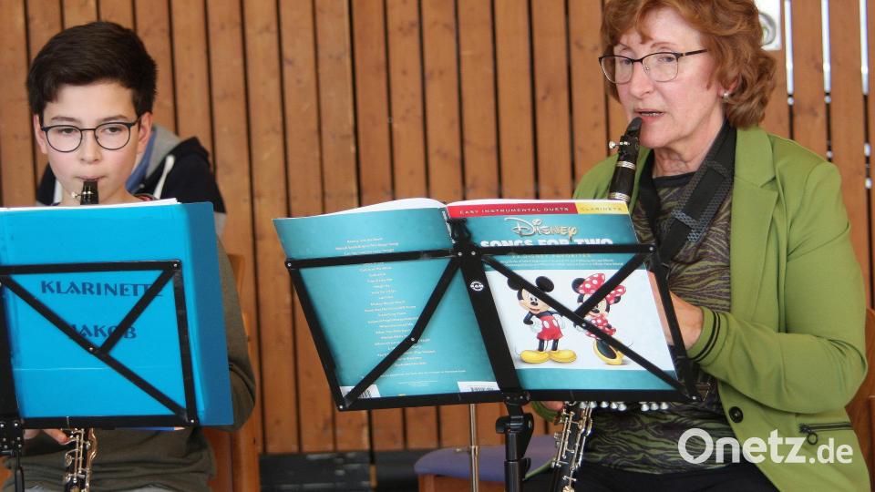 Jakob Burger und Christa Polata beteiligten sich gemeinsam mit zwei musikalischen Beiträgen am Nachmittagsprogramm. Bild: wro
