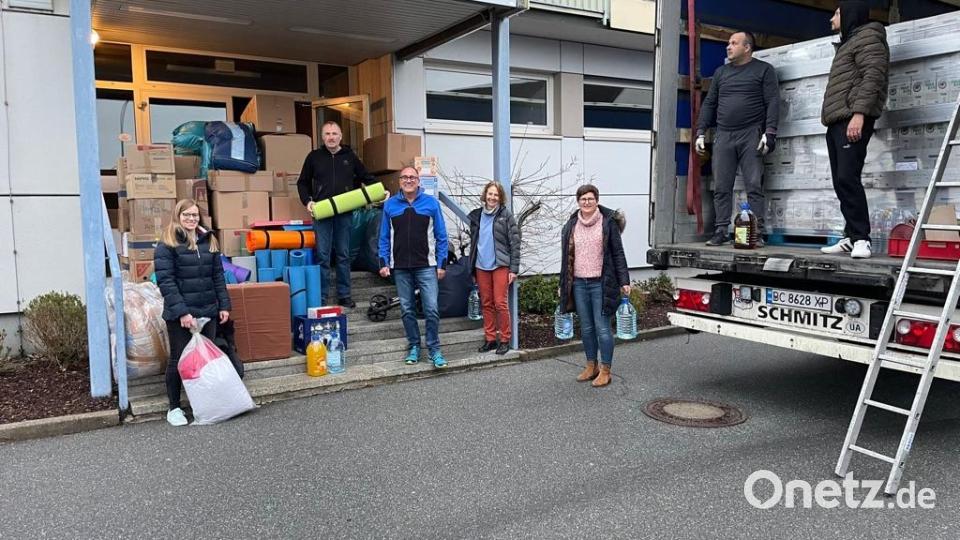 Die Helferinnen und Helfer der SPD und CSU packen beim Verladen der Sachspenden mit an. Bild: Daniel Pufke/exb
