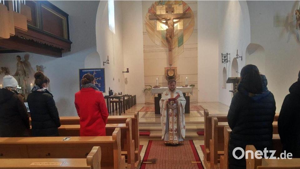 Pater Romanos Werner zelebrierte einen Gottesdienst für die ukrainischen Flüchtlinge. Bild: ld