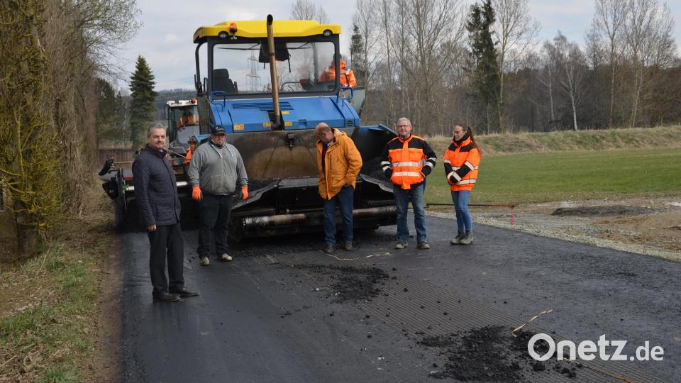 Die Straße "Zum Beckenkeller" wird eine der Hauptverkehrsachsen im neuen Baugebiet "Sommerwiesen" im Bauabschnitt III. Deshalb wurde der Streckenabschnitt auf 5,50 Meter verbreitert. Bild: dob