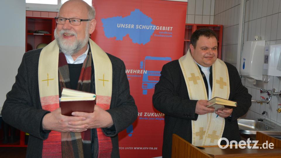 Kaplan Daniel Schmid (rechts) und Pfarrer Martin Schlenk erbaten den Segen Gottes für die Kinder. Bild: jr