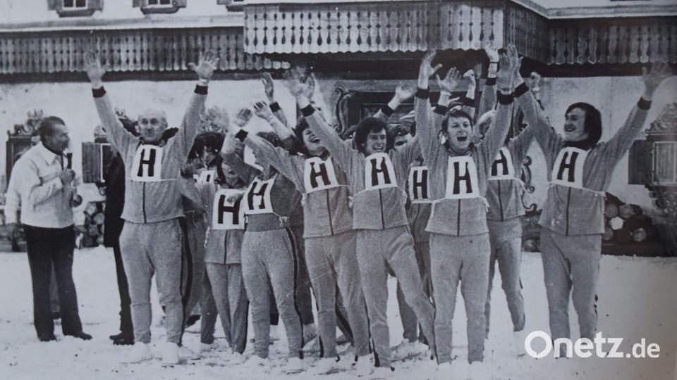 Der 8. April 1972 wird zum denkwürdigen Tag für Hirschau. Das Team aus der Kaolinstadt gewinnt beim TV-Städteduell „Spiel ohne Grenzen“ im Eisstadion von Bad Tölz nach dramatischem Wettkampf mit 14:12 Punkten (vordere Reihe, von links): Moderator Camillo Felgen, Trainer Hermann Häckl, halb verdeckt Luzia Dietz und Gerlinde Strobl, Jürgen Rödig, Hans Graf, Waldemar Krölloff und Richard Gaßner. Bild: Sander