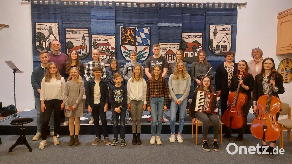 Der erste öffentliche Auftritt der Schüler der gemeindlichen Musikschule Moosbach fand kürzlich im Rathaussaal statt. Bild: gi