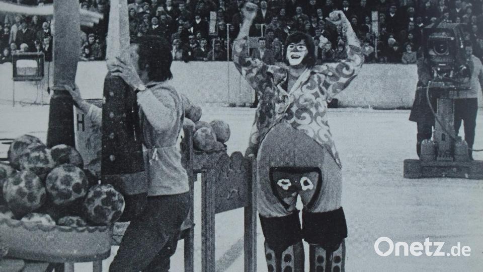 Eine sensationelle Leistung bietet Werner Marschalek beim Clown-Spiel. Er muss Messer, Gabel, Bierkrug, die Würste- und Knödelplatte sowie als Gast Hans Graf zum gedeckten Tisch bringen. Mit seiner Leistung sorgte er für den Ausgleich zum 12 zu 12. Bild: Sander