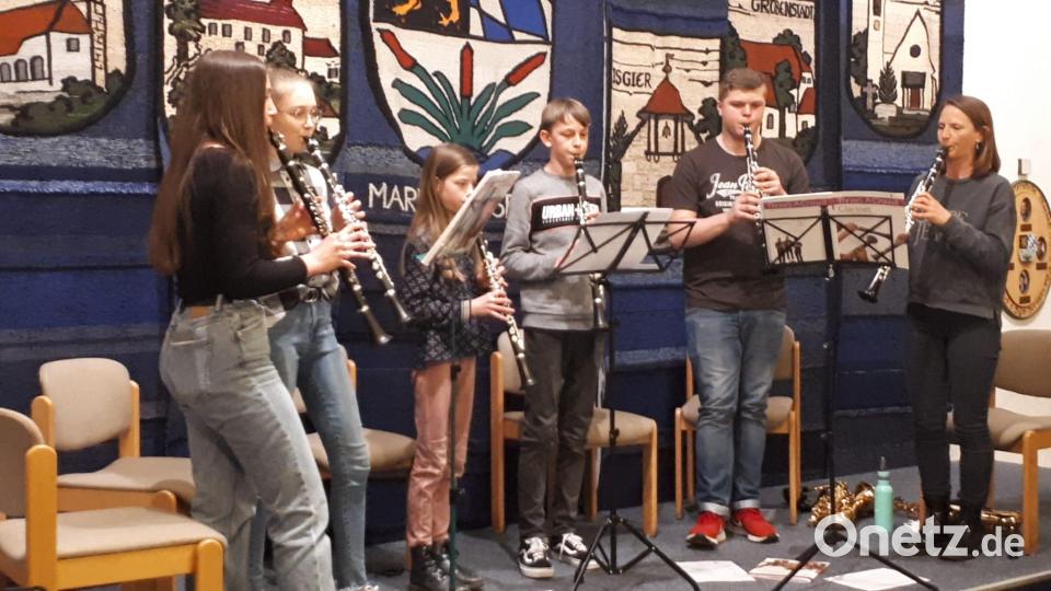 Abgerundet wurde das Programm vom Klarinetten-Ensemble und Saxophon-Trio der Musikschule. Bild: gi