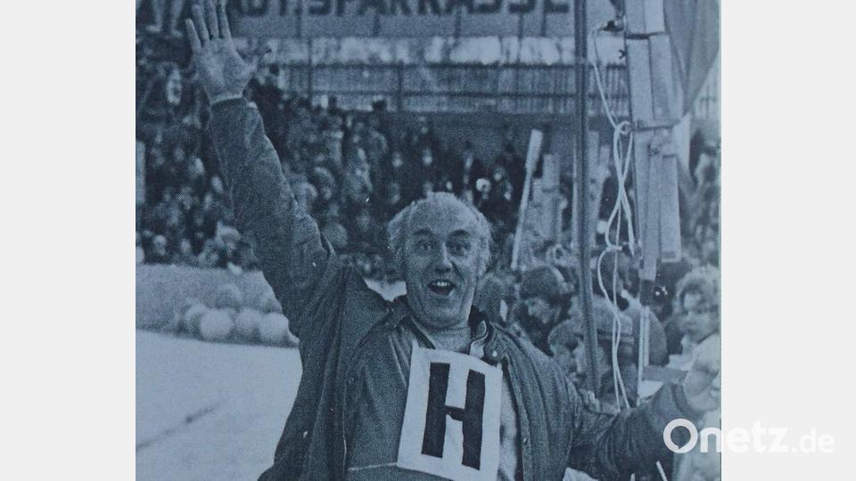 Beim Spielstand von 10 zu 2 für Bad Tölz gelingt den Hirschauern der zweite Sieg. Trainer Hermann Häckl knüpft mit stoischer Ruhe einen Knoten nach dem anderen und verkürzt auf 10 zu 4. Bild: Sander