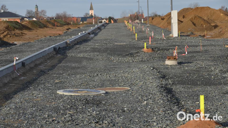 Noch vor wenigen Wochen legten die Arbeiter die Infrastruktur im Bauabschnitt III im Baugebiet "Sommerwiesen" fest. Bild: dob