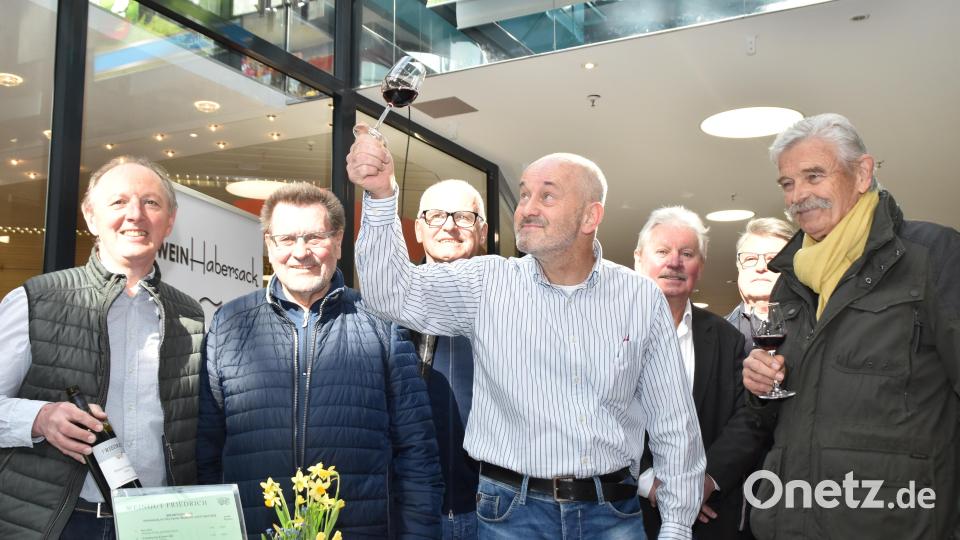 Norbert Wittmann, der Vorsitzende des Vereins &quot;Weidener Städtepartnerschaften&quot;, mit Mitgliedern bei der Weinprobe am Stand von Tobias Friedrich (links). Bild: hcz