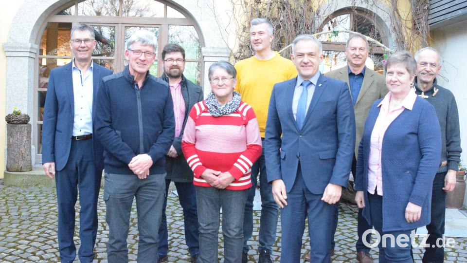 An der Spitze des Initiaktivkreises steht als Vorsitzender Landrat Roland Grillmeier (Vierter von rechts). Unser Bild zeigt von links Revisor Franz Häring, stellvertretenden Vorsitzenden ist Wolfgang Wenisch, Revisor Marco Vollath, Gabi Eichenseher vom Entscheidungsgremium, Schriftführer Florian Preisinger, Vorsitzenden Roland Grillmeier sowie Norbert Schmeller, Irmgard Zintl und Hubert Kellner (alle Entscheidungsgremium). Bild: Benkhardt