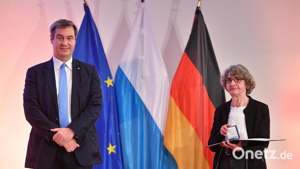 Übergabe des Ehrenzeichens mit Ministerpräsident
Markus Söder und Irmgard Reisima-Renner. Bild: Bayerische Staatskanzlei