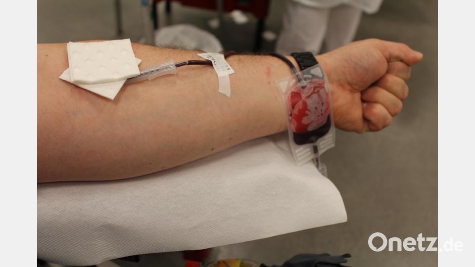 Täglich werden in Bayern rund 2000 Blutspenden für die Versorgung von Verletzten und Kranken benötigt. Bei der Blutspende geben die Freiwilligen etwa einen halben Liter. Bild: fks