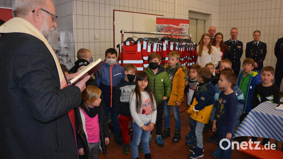 Die Gründungskinder erhielten den Segen Gottes zum Start, wie hier von Pfarrer Martin Schlenk. Bild: jr