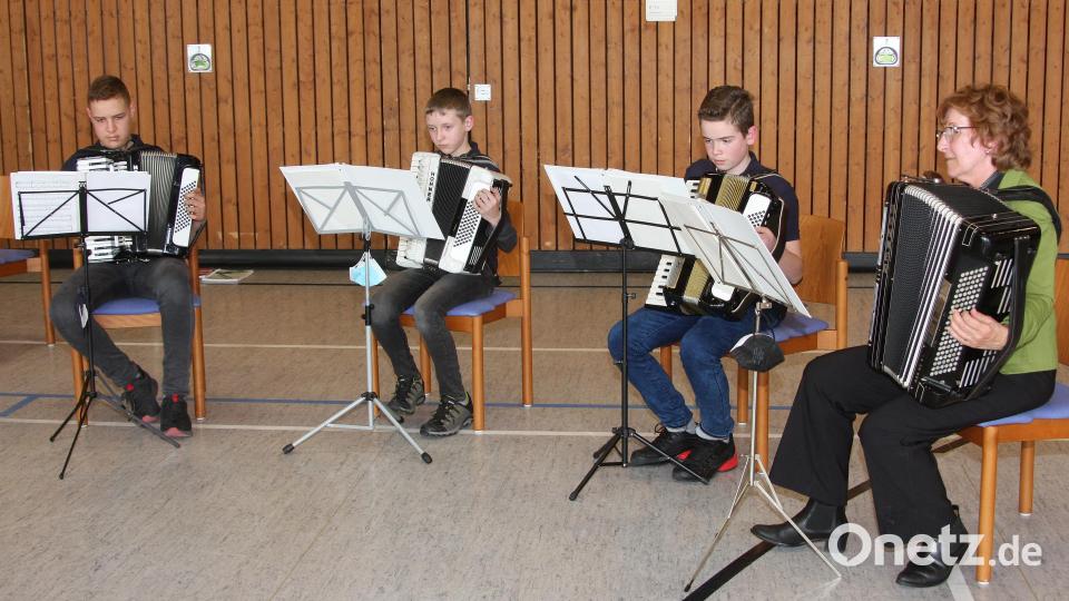 Thomas Stier, Simon Riedl und Fabian Hofmann (von links) traten als Akko-Boys auf. Akkordeon und Noten packte auch Christa Polata aus. Bild: wro