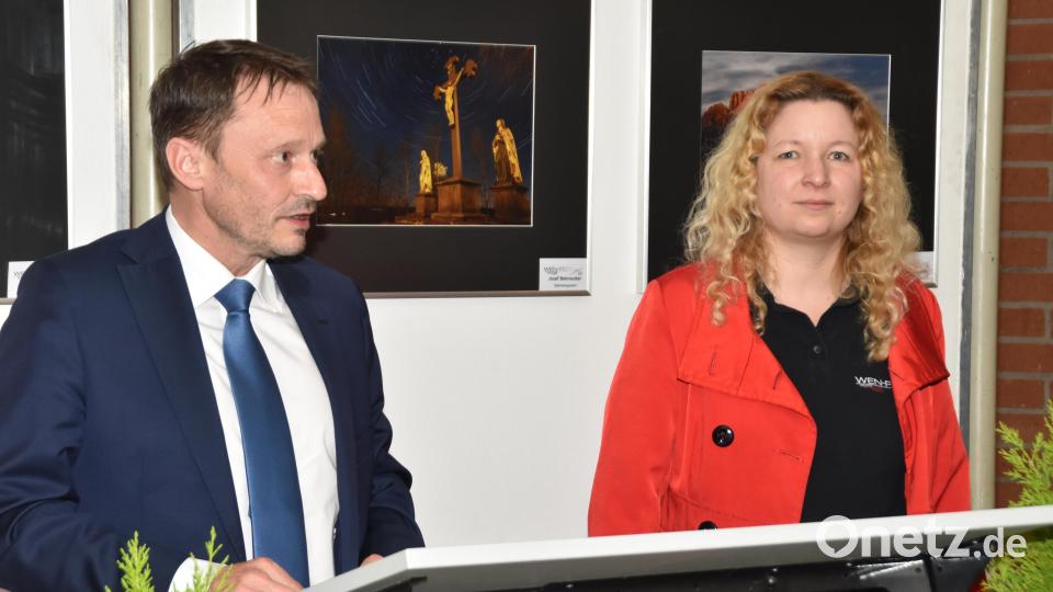 Oberbürgermeister Jens Meyer und Präsidentin Zaneta Weidner führen in die Ausstellung ein. Bild: exb