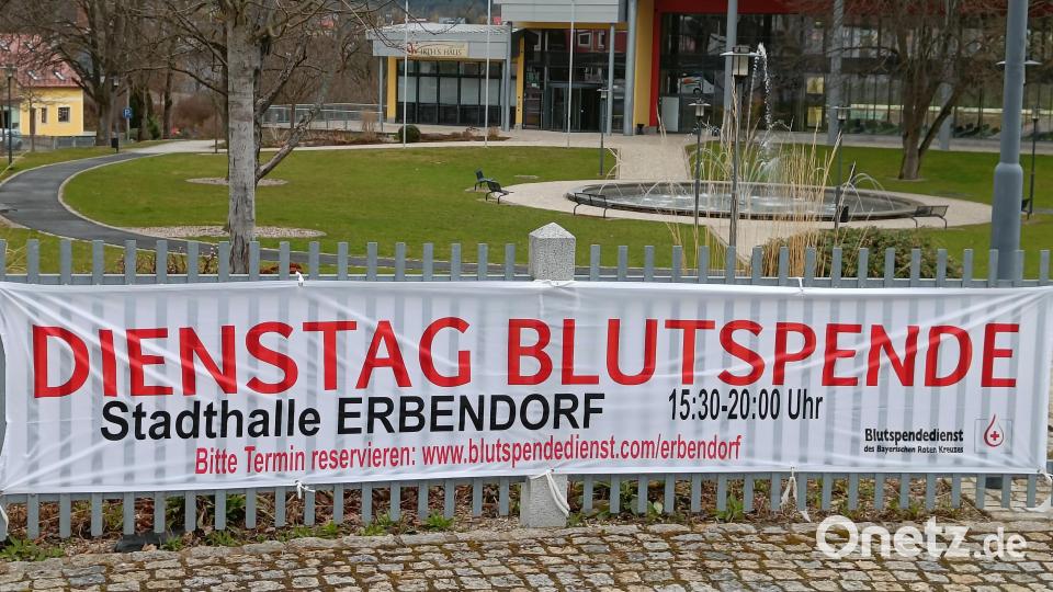 Ein neu gestaltetes Banner weist auf die Blutspende-Möglichkeit in Erbendorf hin. Jetzt sind dort auch Ort und Uhrzeit angegeben. Bild: fks
