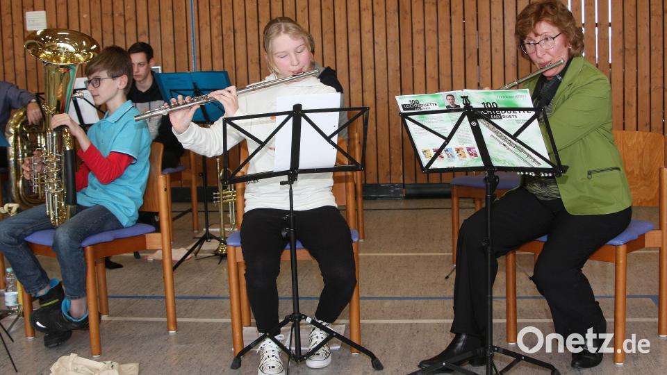 Veronika Konz (Zweite von rechts) wurde bei den Querflöten-Beiträgen von ihrer Lehrerin Christa Polata (rechts) unterstützt. Bild: wro