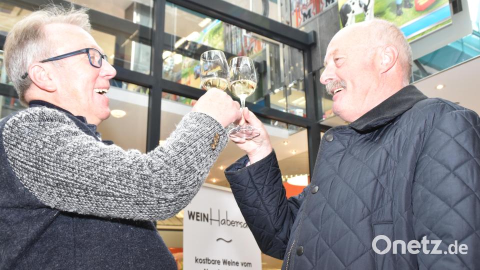Bürgermeister Reinhold Wildenauer und &quot;Weiden-am-See- Beauftragter&quot; Heiner Nachtmann bei der Weinprobe. Bild: hcz