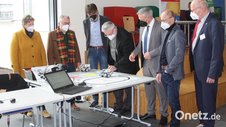 Gäste beim Tag der offenen Tür waren unter andem auch Kreisrätin Irmgard Zintl und Bürgermeister Toni Dutz (von links). Begleitet wurden sie von Studiendirektor Dr. Hermann Körner, stellvertretender Landrat Dr. Alfred Scheidler und Landrat Roland Grillmeier (von rechts). Über die Arbeit an der Schule informierten Studiendirektor Volker Antonczyk (4. von rechts) und Schulleiter Oberstudiendirektor Thomas Metzler (5. von rechts). Bild: wro
