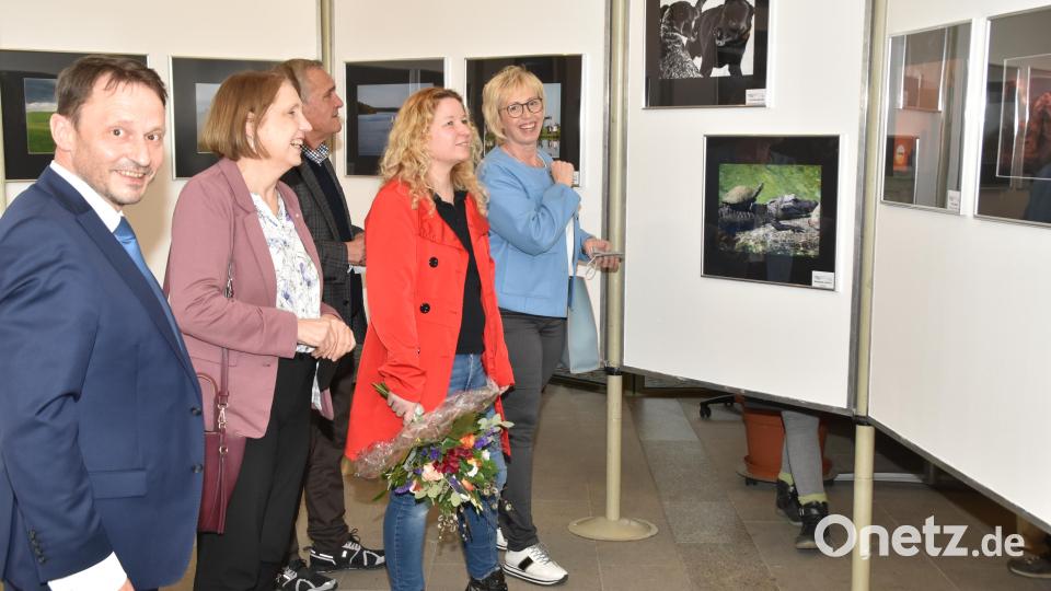 Oberbürgermeister Jens Meyer, Landtagsabgeordnete Annette Karl, Alt- OB Kurt Seggewiß, &quot;Freie-Fotografen&quot;-Präsidentin Zaneta Weidner und Stadträtin Sabine Zeidler (von links) sehen sich gemeinsam die Fotoschau im Foyer des Neuen Rathauses an. Bild: exb
