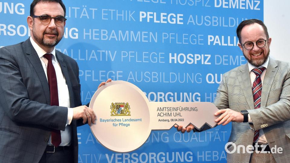 An sich ist Achim Uhl (rechts) bereits seit 21. November 2021 zum Leiter des Landesamts für Pflege bestellt. Wegen der Corona-Pandemie nahm der bayerische Gesundheitsminister Klaus Holetschek (links) aber erst am Freitag die offizielle Amtseinführung vor. Bild: Stephan Huber