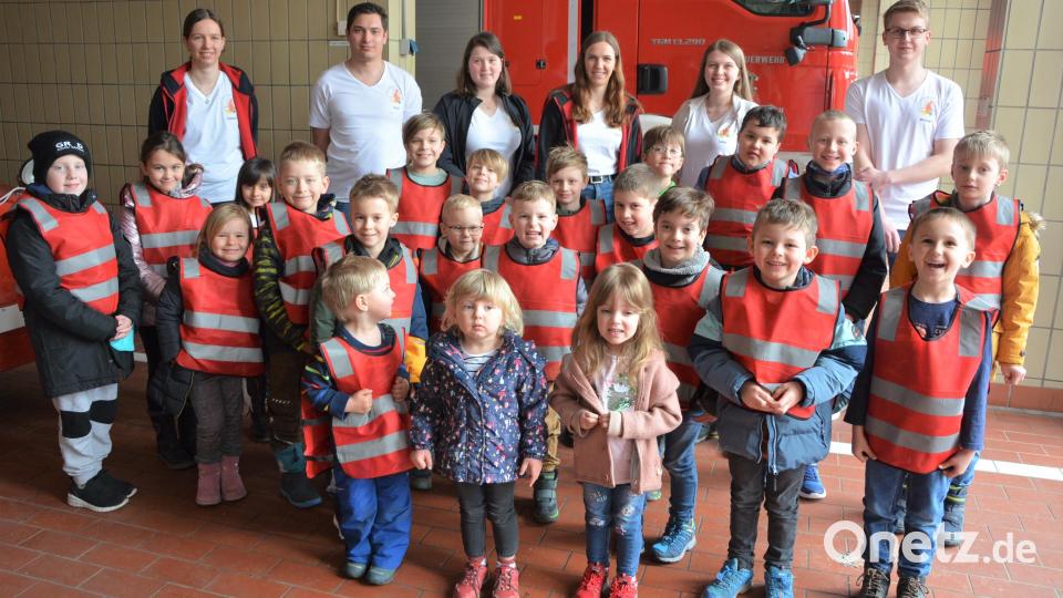 Neu eingekleidet wurden die Kinder mit Warnwesten der Feuerwehr, danach ging&#039;s zur Feuerwehrrallye. Im Bild alle beteiligten Kinder mit den Verantwortlichen der Feuerwehr Mitterteich. Bild: jr