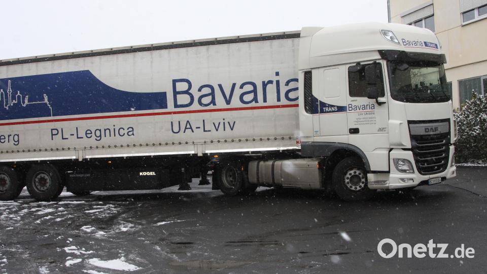 Mit einem schweren Sattelzug wurden die Kartons auf die weite Reise geschickt. Bild: wro