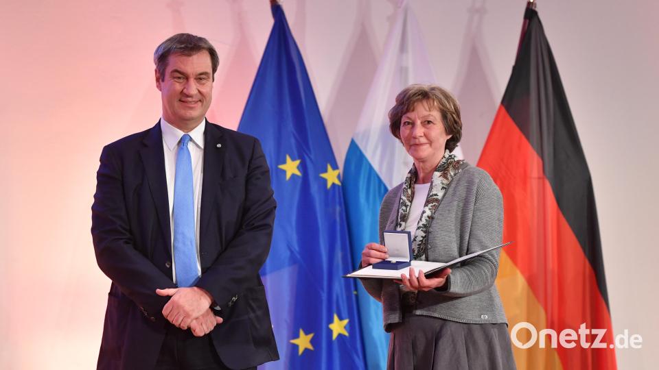 Markus Söder händigte in Nürnberg an Elisabeth Ludwig das Ehrenzeichen aus. Bild: Bayerische Staatskanzlei