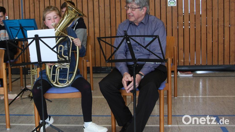 Hannah Schöner begeisterte mit dem Tenorhorn. Ihr zur Seite saß Josef Polata. Bild: wro