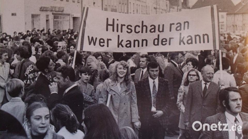 Am Abend nach dem grandiosen Sieg bereiten rund 2000 Hirschauer ihrer Mannschaft auf dem Marktplatz einen triumphalen Empfang. Bild: Sander