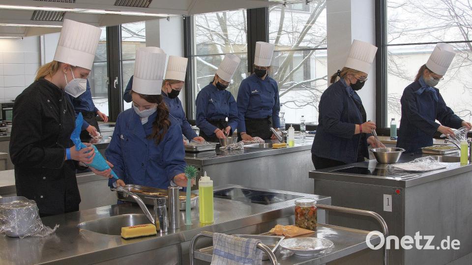 In der Schulküche wurde fleissig gearbeitet, um die Gäste an der Fachschule für Hotel- und Tourismusmanagement bewirten zu können. Bild: wro