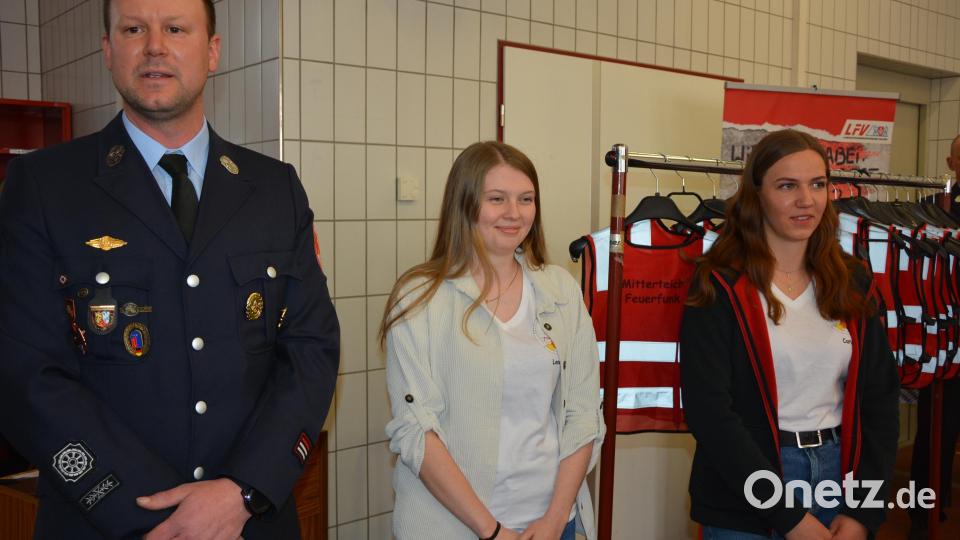 Sie leiten federführend die Kinder- und Jugendfeuerwehr Mitterteich. Von links Jugendwart Johannes Schmid, Lena Nemsow und Carolina Grabis. Bild: jr