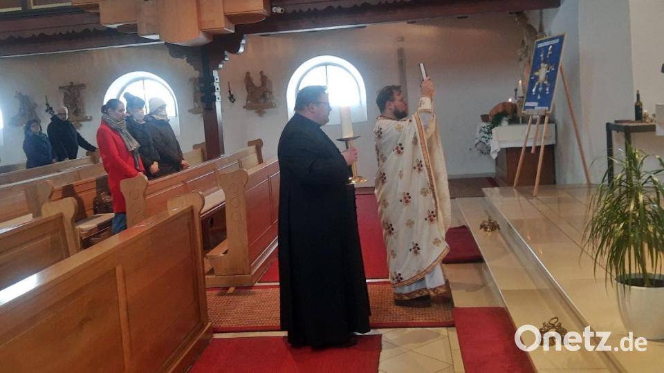 Pater Romanos Werner (rechts) zelebrierte einen Gottesdienst für die ukrainischen Flüchtlinge. Pfarrer Sven Grillmeier aus Speichersdorf assistierte ihm. Bild: ld