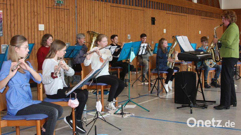 Den Auftakt der Veranstaltung bestritten die &quot;MuWieKids&quot; unter der Leitung von Christa Polata (rechts). Bild: wro