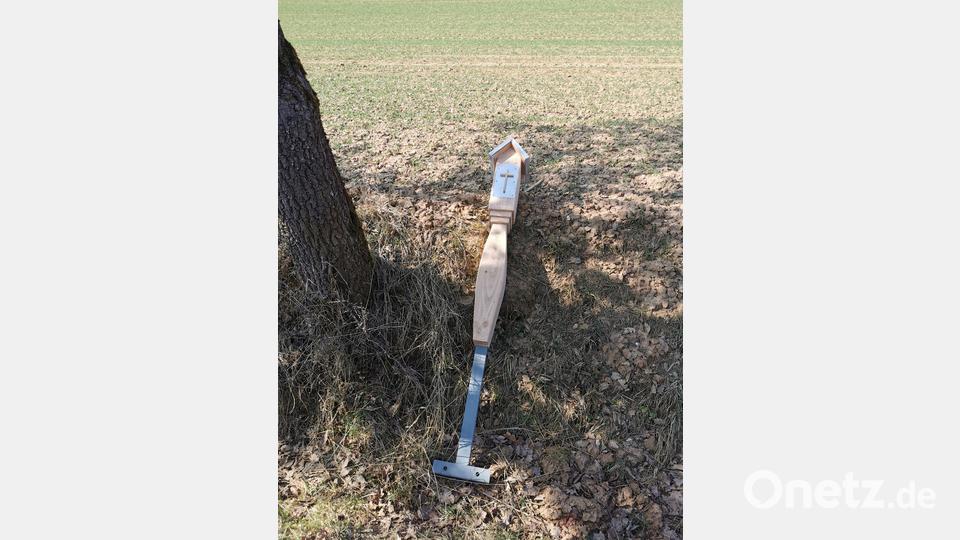 Ein Metallfuß soll das neue Marterl vor der Verwitterung schützen und für Standfestigkeit sorgen. Bild: hzi