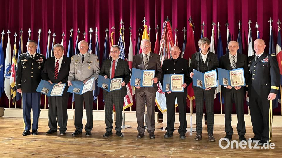 Brigadegeneral Joseph Hilbert (rechts) und Command Sergeant Major Mark Morgen (links) zeichnen Rudolph Leykauf (von links), Fritz Wittmann, Stefan Horndasch, Helmuth Wächter, Alois Friedl, Wolfgang Nierhoff und Bernhard Graf mit dem „Good Neighbor Award“ der US-Armee aus. Bild: mor