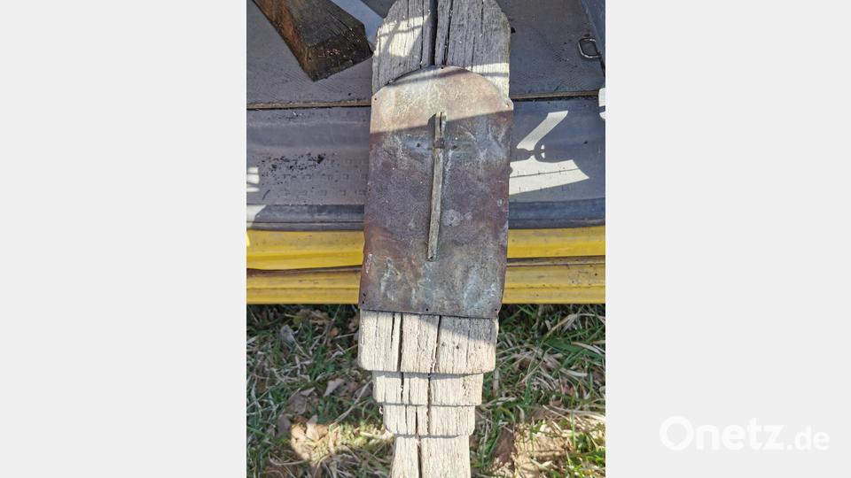 Von der Witterung gezeichnet ist das alte Feldkreuz. Bild: hzi