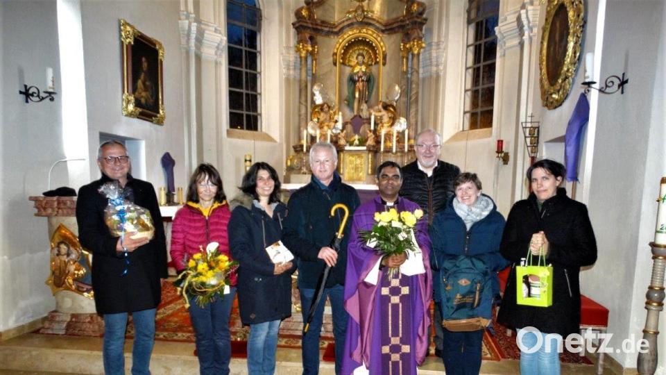 Viele Geschenke und viele nette Worte gab es für den neuen Pfarrer der Pfarreiengemeinschaft. (von links nach rechts) Bürgermeister Hubert Kraus, Kirchenpflegerin Gabi Hawranek, Kirchenpflegerin Marina Fenzl, Pfarrgemeinderatssprecher Robert Bauer, Pfarrer Julius Johnrose, Diakon Harald Schraml, Sabine Philipp und Verena Heinl vom Pfarrgemeinderat. Bild: twg