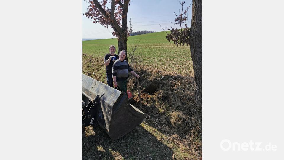 Mit Bagger und Schaufel geht die Arbeit voran. Bild: hzi