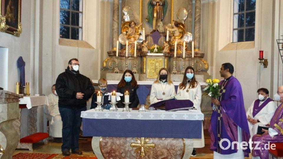 Die Trevesener Ministranten überreichten Pfarrer Julius Johnrose gelbe Rosen mit einer persönlichen Botschaft. Bild: twg