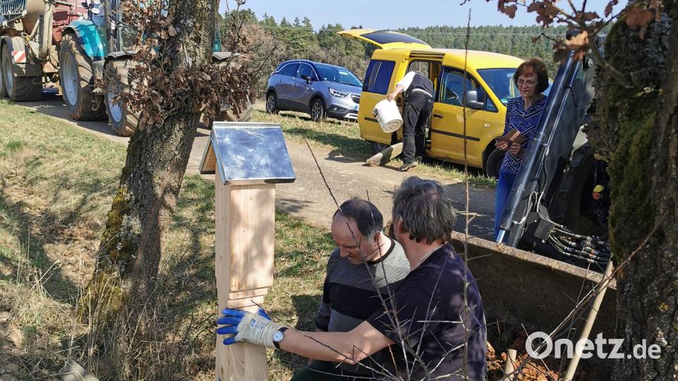 Thomas Schleicher aus Dammesldorf und Georg Lehner aus Göttersdorf, der Flurangrenzer, beim Aufstellen des neuen Feldzeichens. Bild: hzi