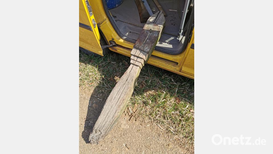 Von der Witterung gezeichnet ist das alte Feldkreuz. Bild: hzi