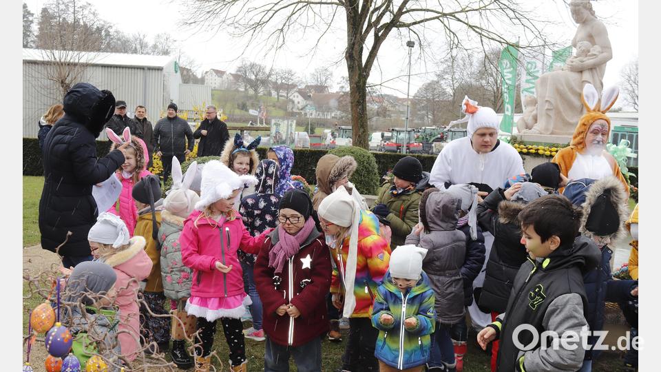 Die Kinder des Kindergartens An der Point begeistern bei ihrer Singeinlage am Osterbrunnen und lassen sich auch von einem kleinen Graupelschauer nicht aus der Fassung bringen. Bild: mfh
