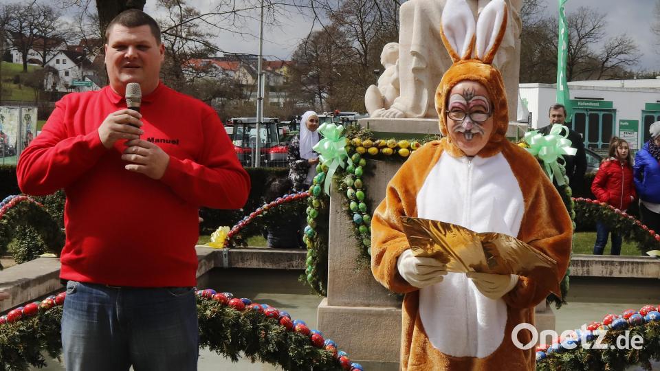 Vorsitzender Manuel Neidel (links) eröffnet das Fest. Der Osterhase hat jede Menge Eier für die Kinder mitgebracht. Bild: mfh