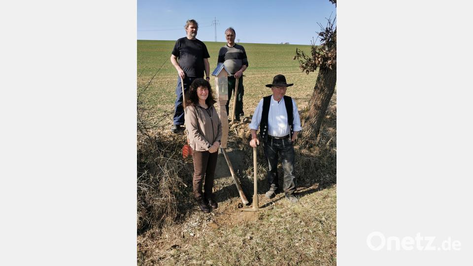 Von oben links Thomas Schleicher und Georg Lehner, davor Initiatorin Reni Schleicher, daneben Josef Schleicher von der Krücklasmühle, der das neue Feldkreuz gefertigt hat. Bild: hzi