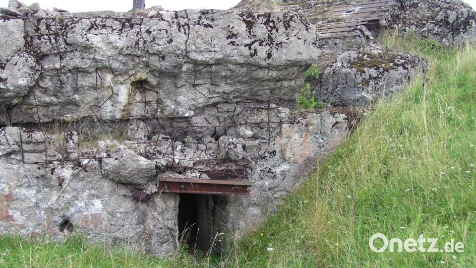 Bunkerruinen mit meterdicken Betonwänden sind überall im Gelände zu finden. Die Anlagen wurden 1945 von den Amerikanern gesprengt. Bild: mor