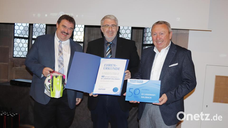 Thomas Graml (Mitte) übergibt die Ehrenurkunde des Bayerischen Fußballverbands. Der Kreisvorsitzende vom Bayerischen Fußballverband, Albert Kellner (links) hat das passende Spielgerät zur Hand. Bild: mfh
