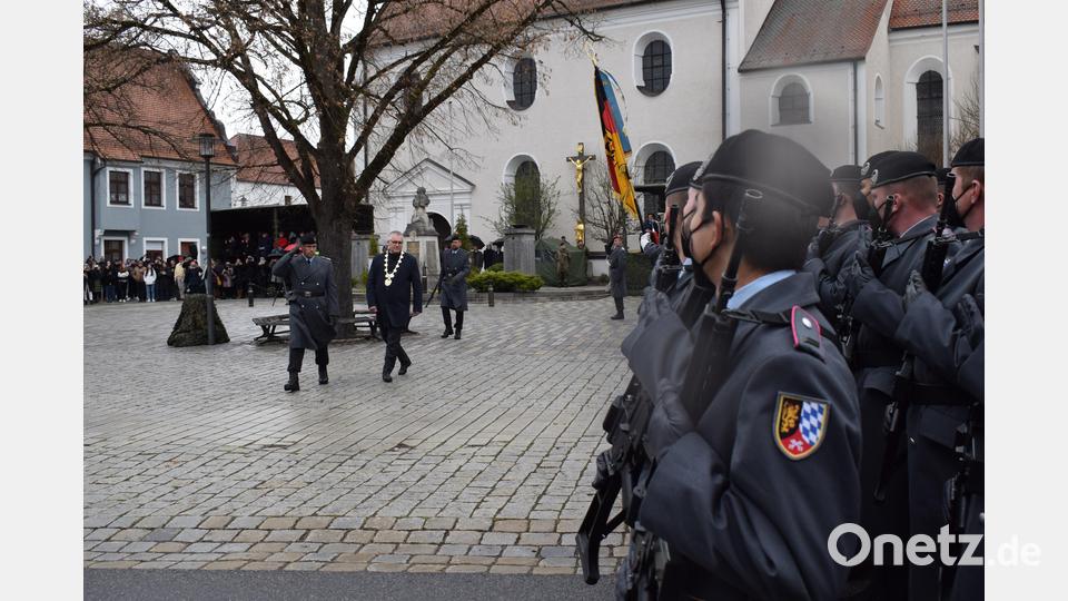Bataillonskommandeur Oberstleutnant Marek Krüger und Bürgermeister Richard Tischler beim Abschreiten der Ehrenformation. Bild: bnr