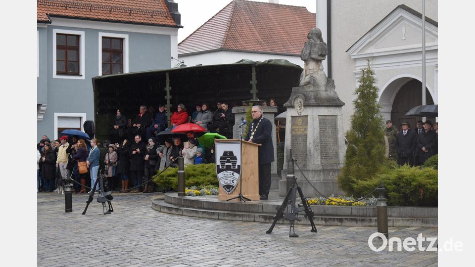 Bürgermeister Richard Tischler begrüßte die Soldaten und ihre Familien am Marktplatz der Landgrafenstadt. Bild: bnr