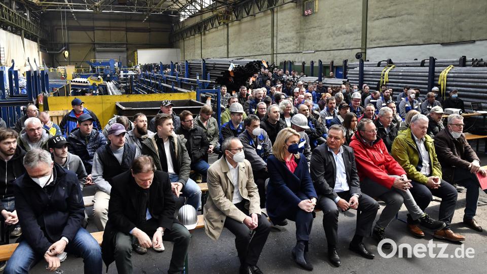 In der Adjustagehalle des Rohrwerks Maxhütte hörten Beschäftigte und Gäste Einzelheiten zu den neuesten Entwicklungen beim Röhrenhersteller. Bild: Petra Hartl