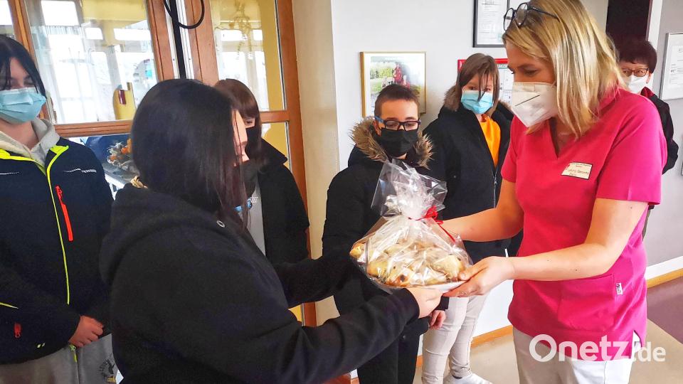 Selbstgemachte Osterhasen und selbstgebackene Osterlämmer übergaben die Schüler den Senioren im BRK-Seniorenwohn- und Pflegeheim an Mitarbeiterin Diana Arnold (rechts). Bild: njn